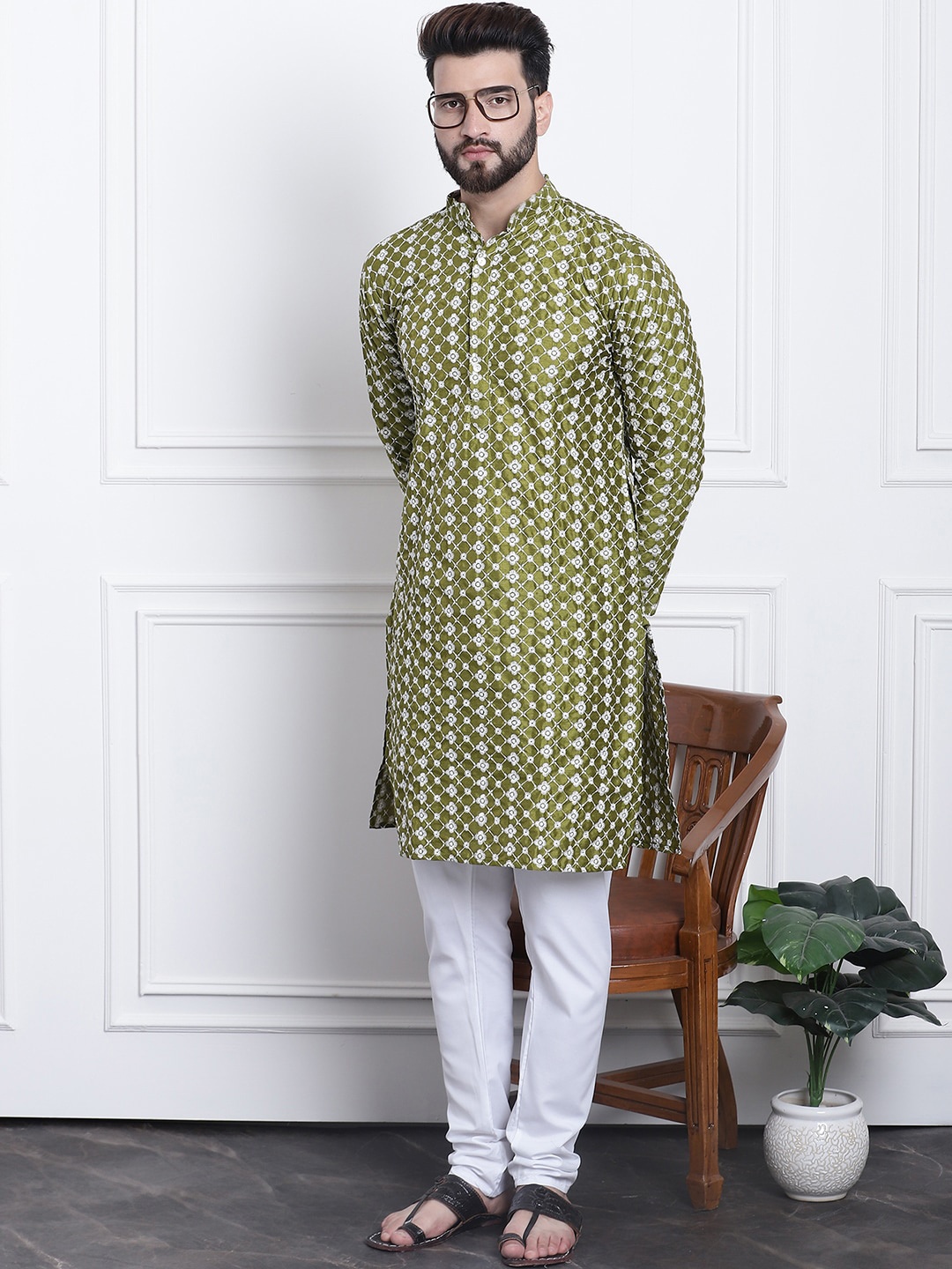 

SOJANYA Floral Embroidered Regular Thread Work Kurta With Churidar, Green