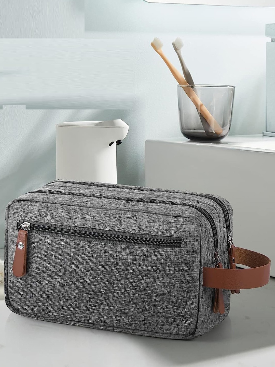 

HOUSE OF QUIRK Grey Waterproof Toiletry Bag