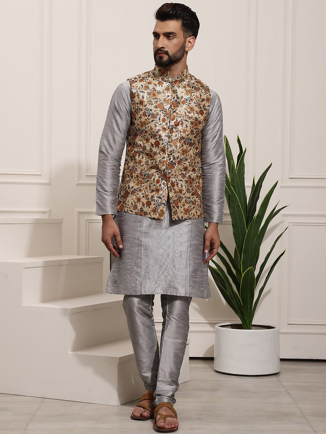 

SOJANYA Band Collar Straight Kurta with Churidar & Nehru Jacket, Grey