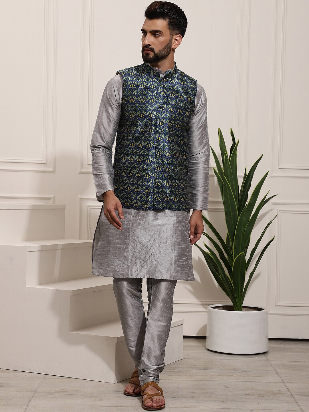 

SOJANYA Band Collar Straight Kurta with Churidar & Nehru Jacket, Grey