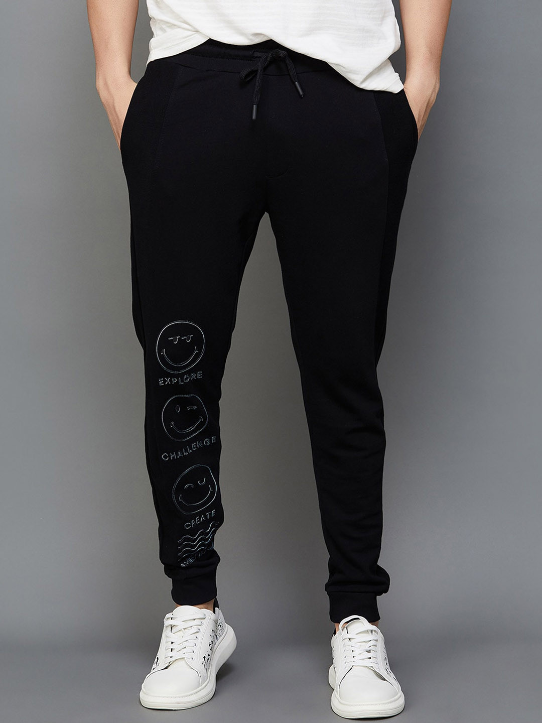 

SmileyWorld Men Graphic Printed Mid-Rise Cotton Slim-Fit Joggers, Black