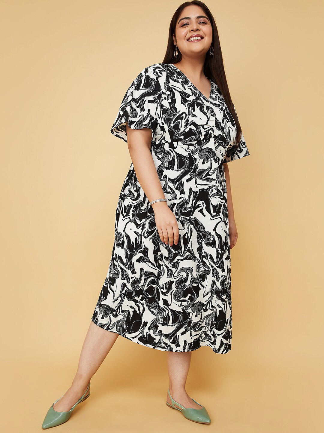 

max Plus Size Abstract Printed V-Neck Flared Sleeves A-Line Midi Dress, White