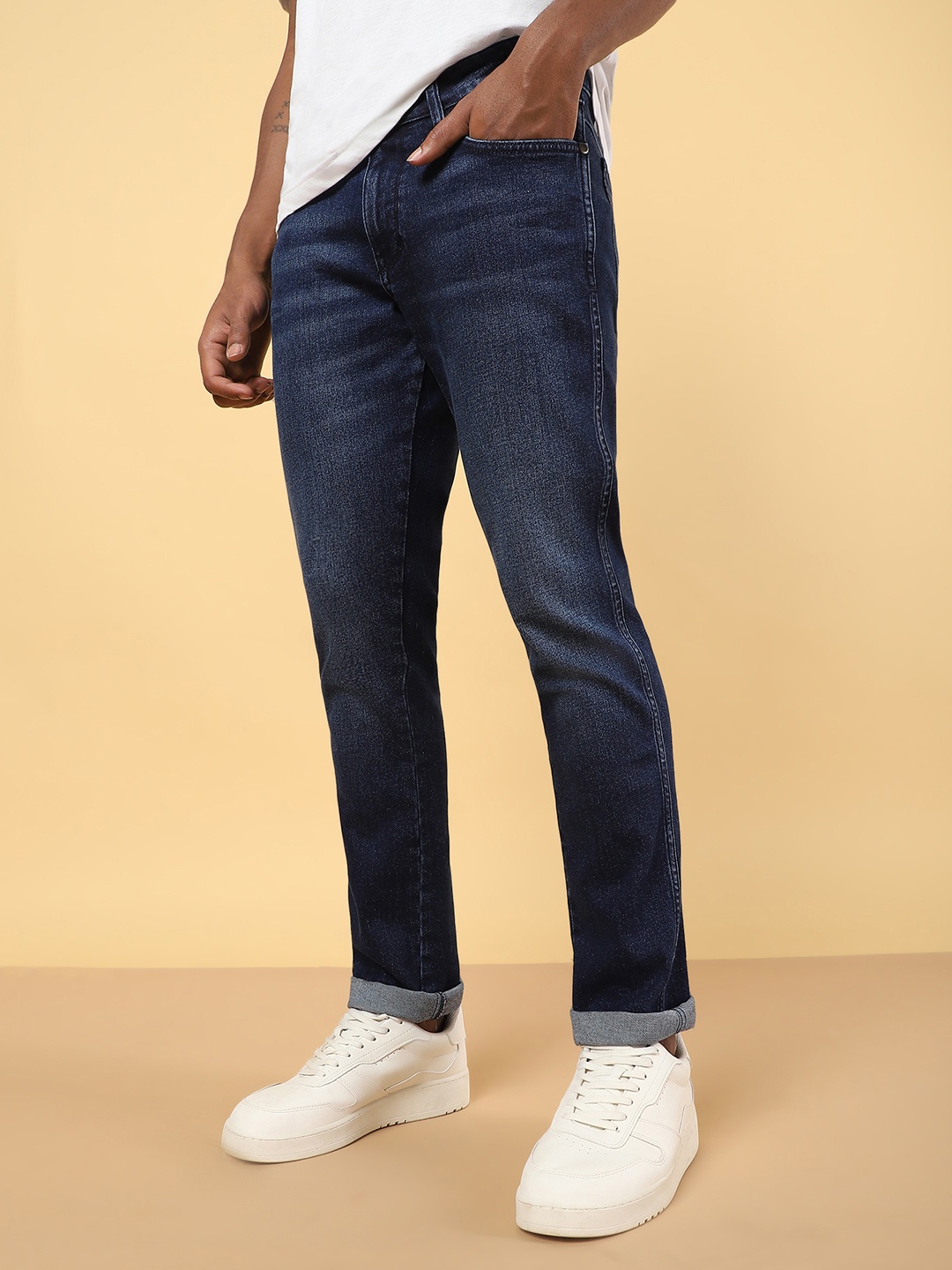 

Wrangler Men Skanders Slim Fit Low-Rise Low Distress Light Fade Stretchable Jeans, Blue