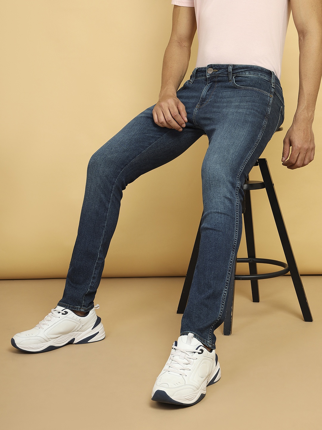 

Wrangler Men Vegas Clean Look Skinny Fit Low-RiseLight Fade Cotton Stretchable Jeans, Blue