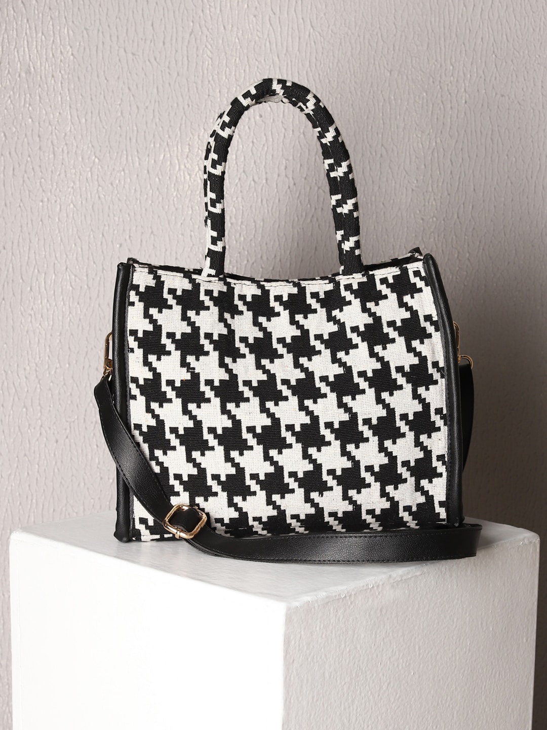 

DEEBACO Abstract Printed Structured Cotton Handheld Bag, White