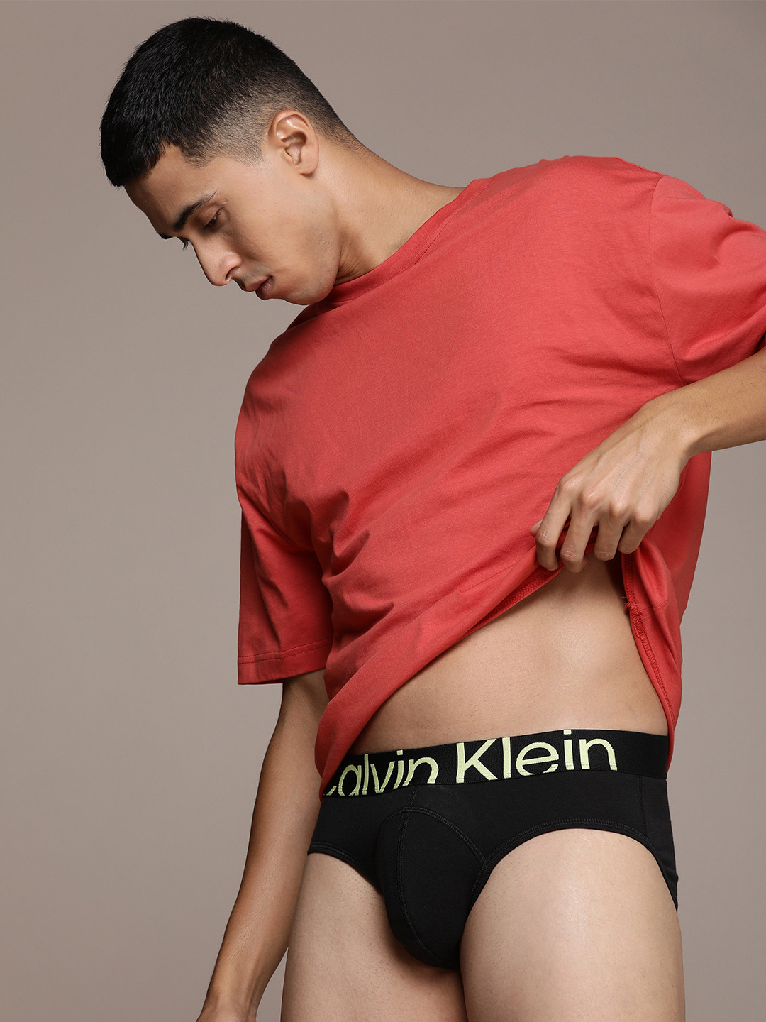 

Calvin Klein Underwear Men Mid-Rise Solid Briefs NB3591UB1, Black