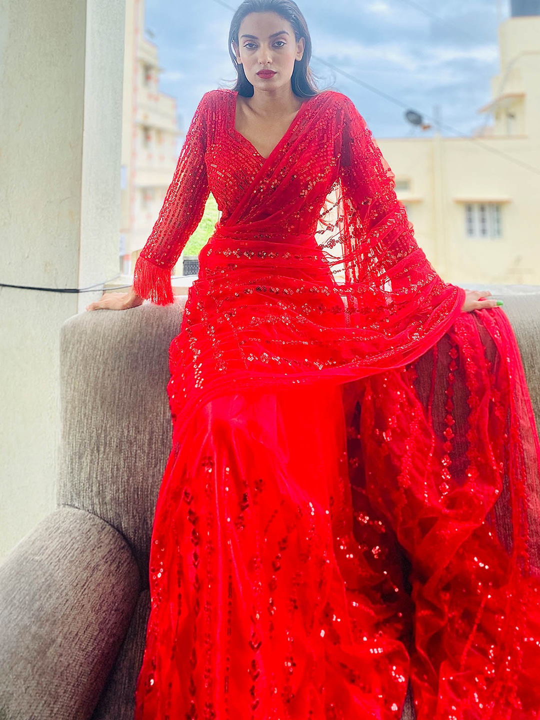 

ODETTE Embellished Sequinned Net Saree, Red