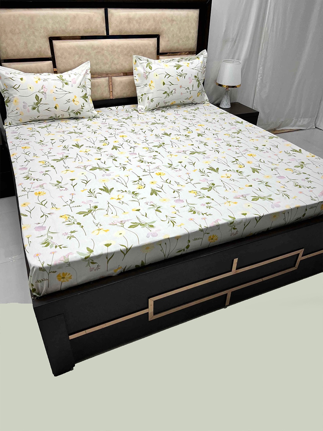 

Pure Decor Velar Fur Sib White Floral Cotton 400 TC King Bedsheet With 2 Pillow Covers