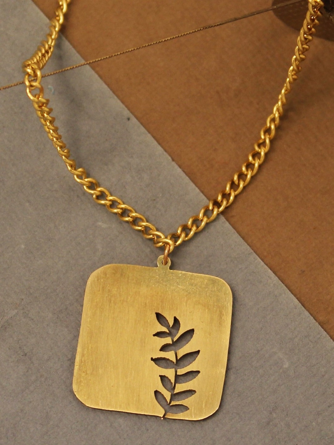 

Goldnera Gold-Plated Leaf Details Pendant With Chain