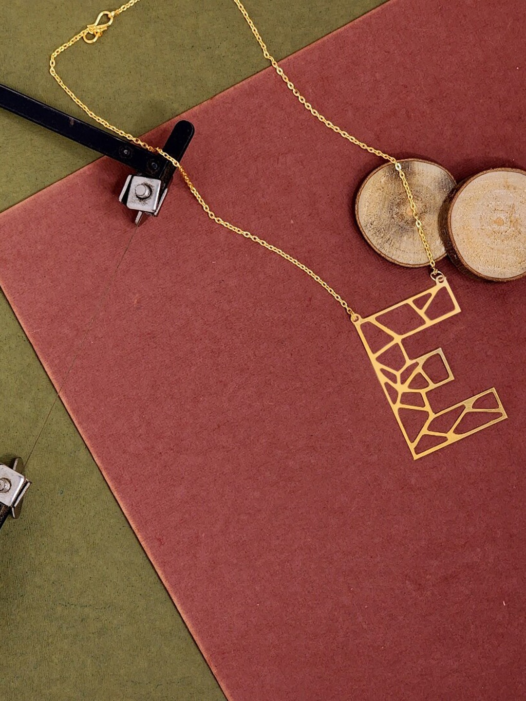 

Goldnera Gold-Plated Alphabet E Pendant With Chain