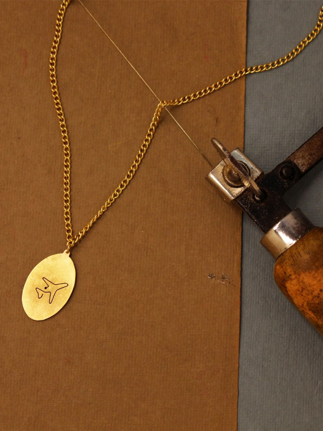 

Goldnera Gold-Plated Oval Shaped Airplane Details Pendant With Chain