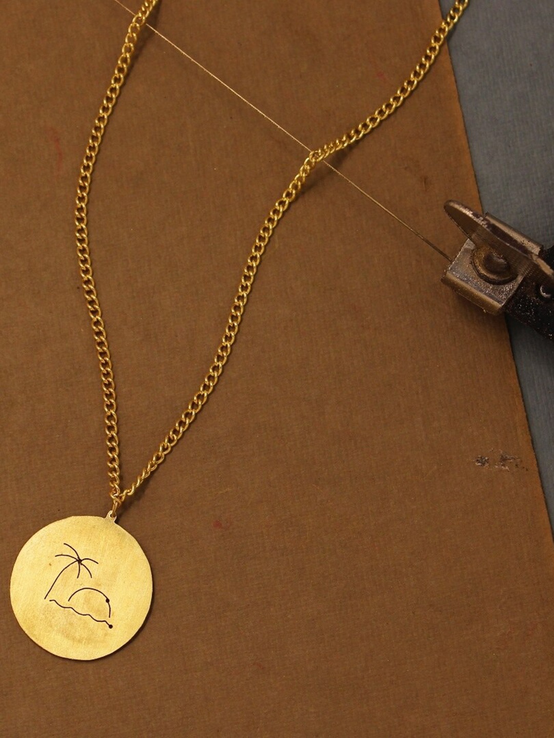 

Goldnera Gold-Plated Beach Pendant With Chain