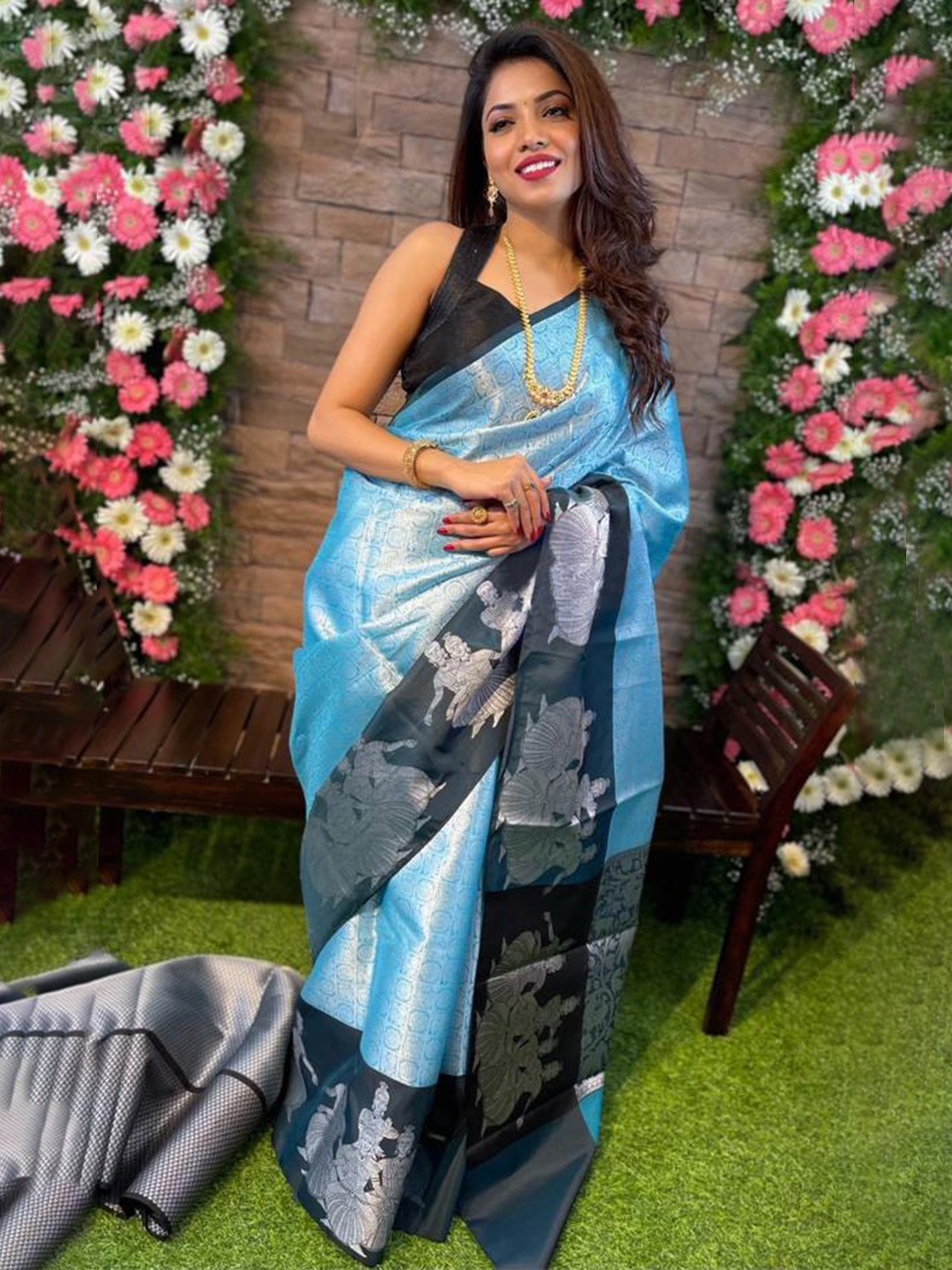 

KALINI Ethnic Motifs Woven Design Zari Banarasi Saree, Blue