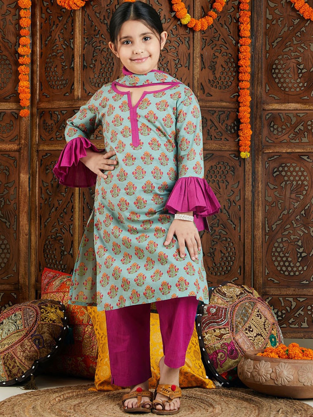 

VASTRAMAY Girls Floral Printed Regular Pure Cotton Kurta with Pyjamas & With Dupatta, Green