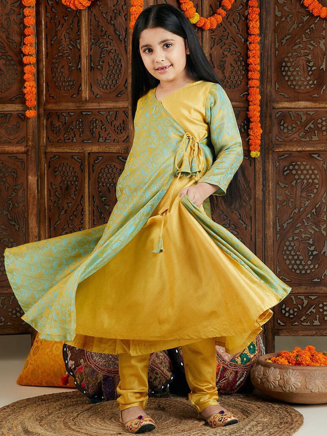

VASTRAMAY Girls Ethnic Motifs Woven Design Angrakha Kurta With Churidar, Green