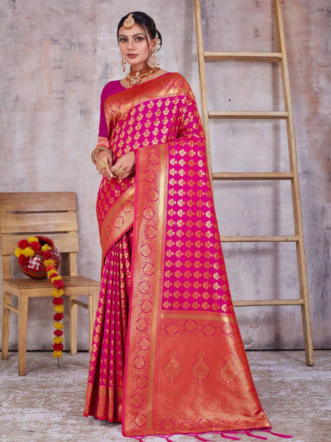

Mitera Magenta & Gold-Toned Floral Woven Design Zari Pure Silk Banarasi Saree