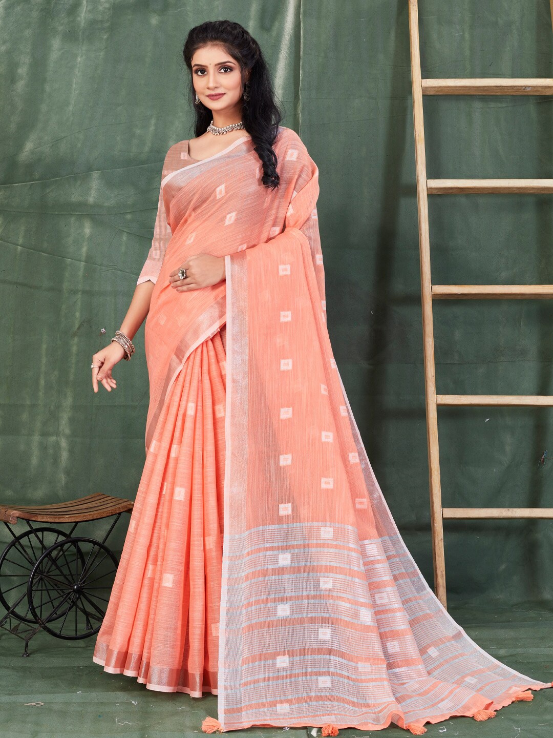 

Mitera Peach-Coloured & Silver-Toned Geometric Printed Saree