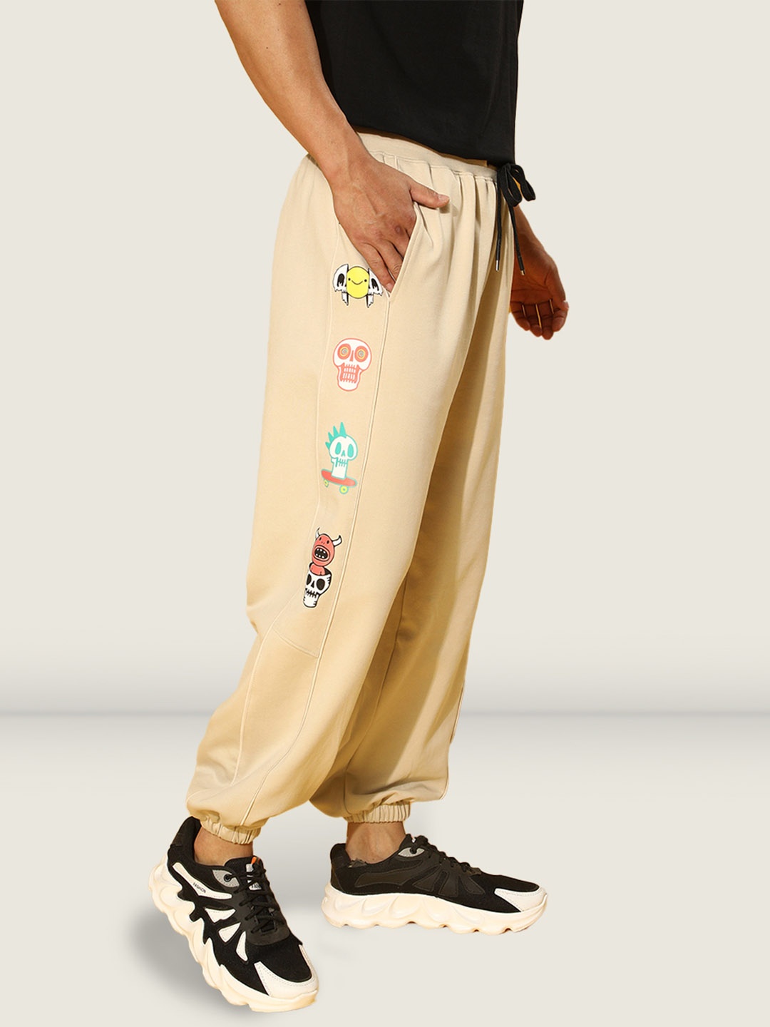 

VEIRDO Men Beige Graphic Printed Cotton Mid Rise Joggers