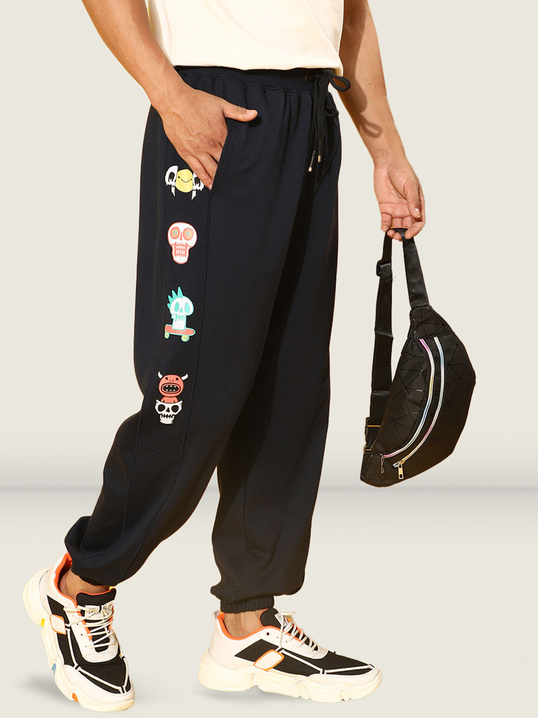 

VEIRDO Men Black Graphic Printed Cotton Joggers