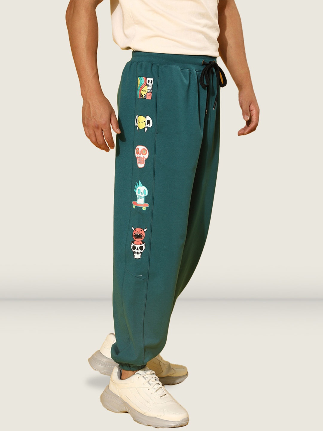 

VEIRDO Men Green Graphic Printed Cotton Mid Rise Joggers