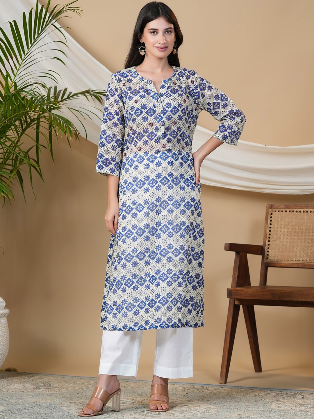 

Adveta Women Off White Geometric Printed Kurta