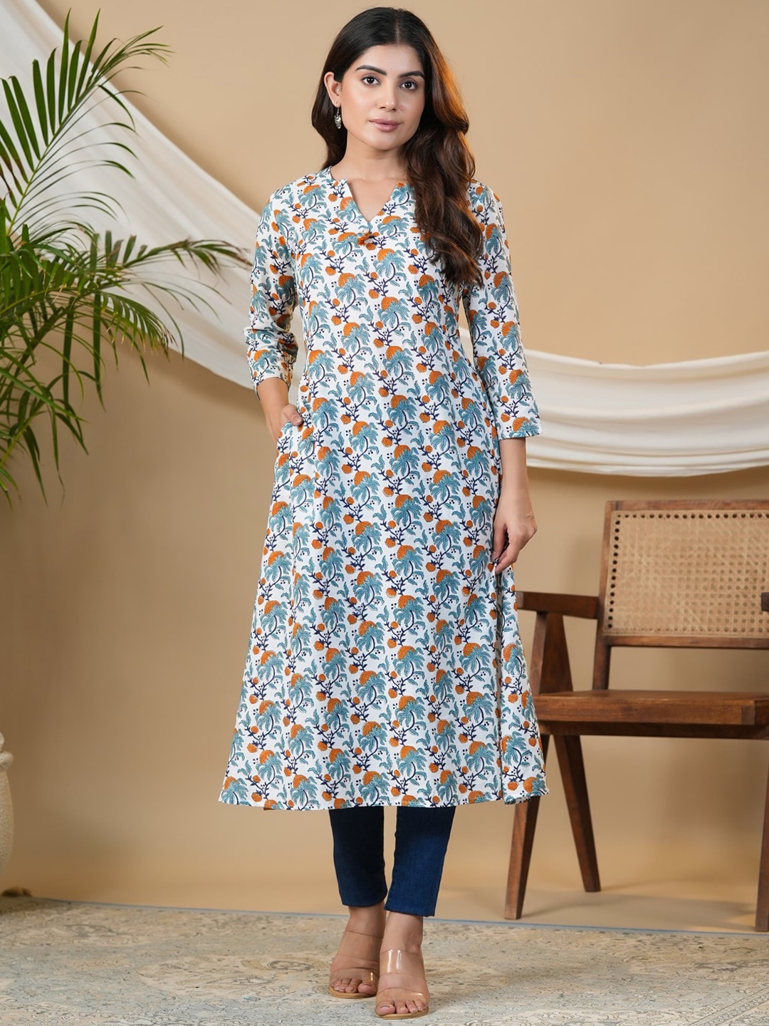 

Adveta Women White Floral Printed Thread Work Kurta