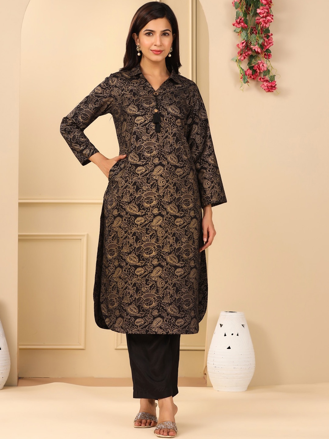 

Adveta Floral Printed Shirt Collar Straight Kurta, Black
