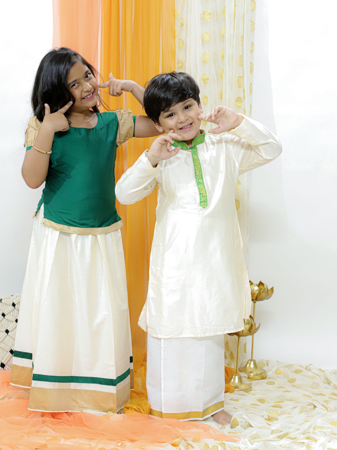 

VASTRAMAY Boys Ethnic Motifs Yoke Design Straight Kurta with Mundu, Cream