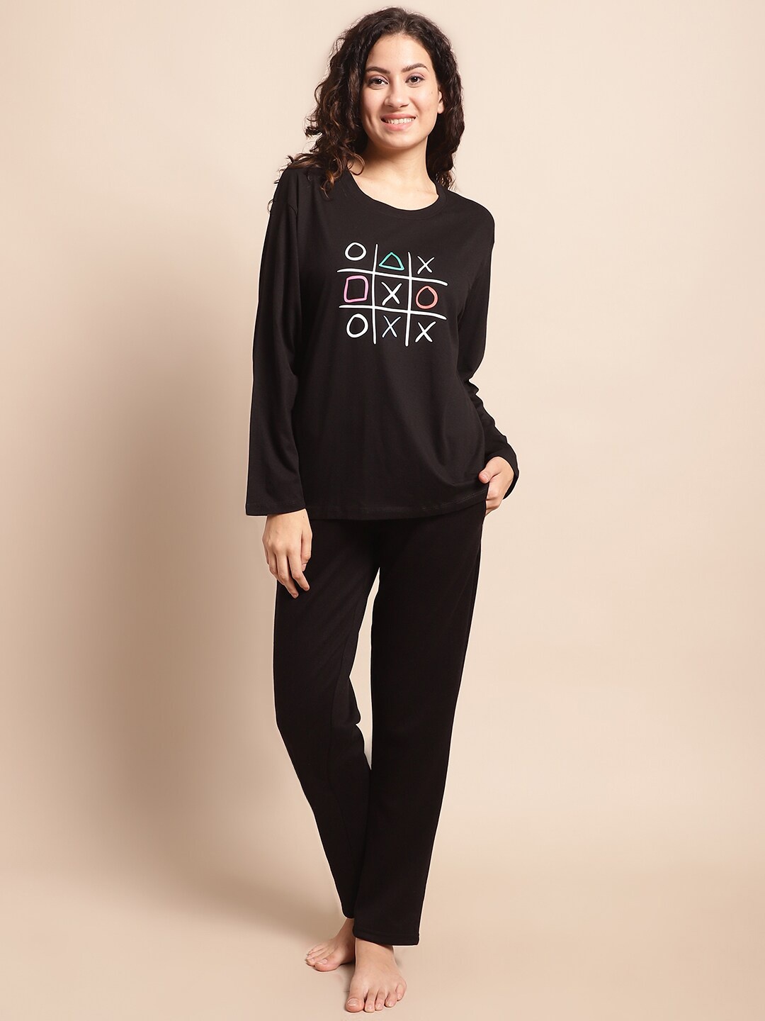 

Kanvin Women Black & White Geometric Printed Pure Cotton Tshirt & Pyjamas