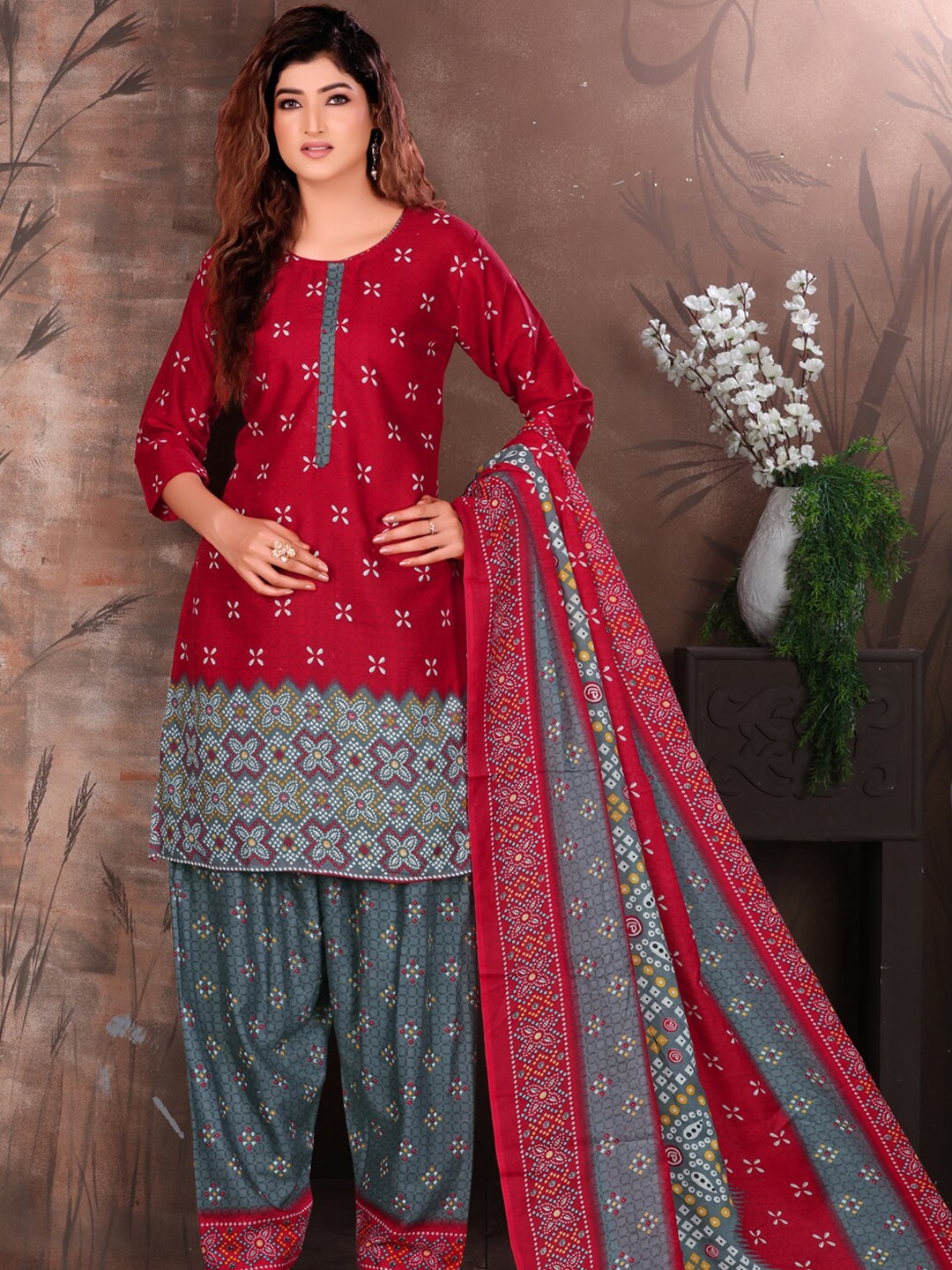 

KALINI Round Neck Ethnic Motifs Printed Regular Kurta & Patiala With Dupatta, Red