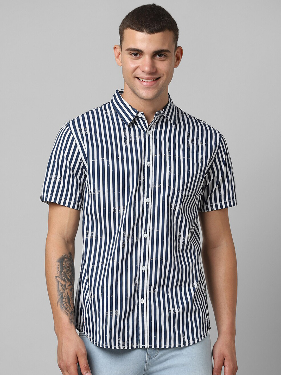 

People White & Blue Slim Fit Vertical Striped Shirt