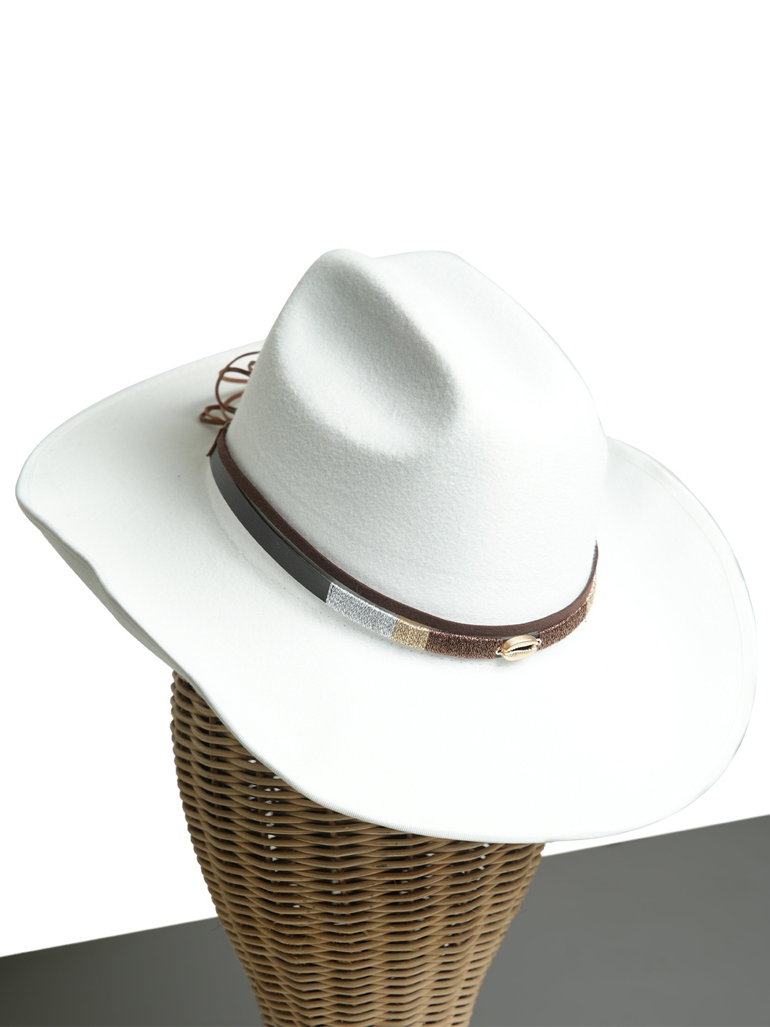 

CHOKORE Men Cowboy Hat with Shell Belt, White