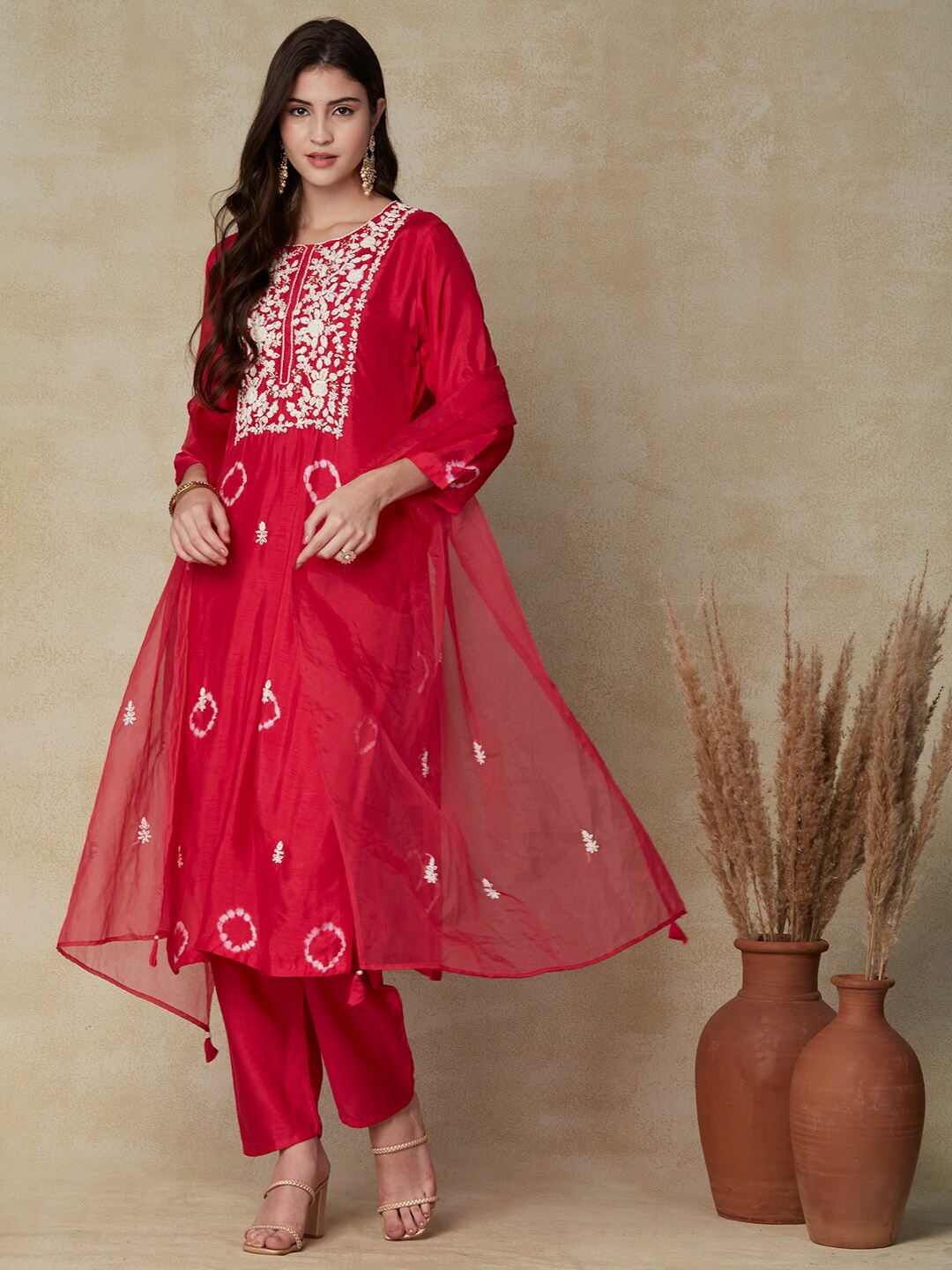 

FASHOR Red Bandhani Printed Thread Work Detailed Kurta & Trousers with Dupatta