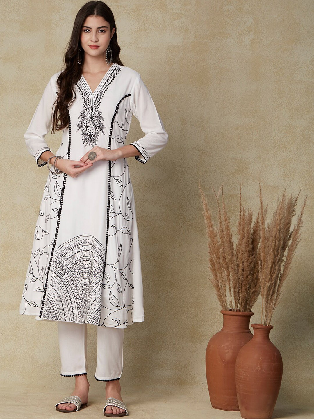 

FASHOR White Floral Embroidered Thread Work Detailed Panelled Kurta with Trousers