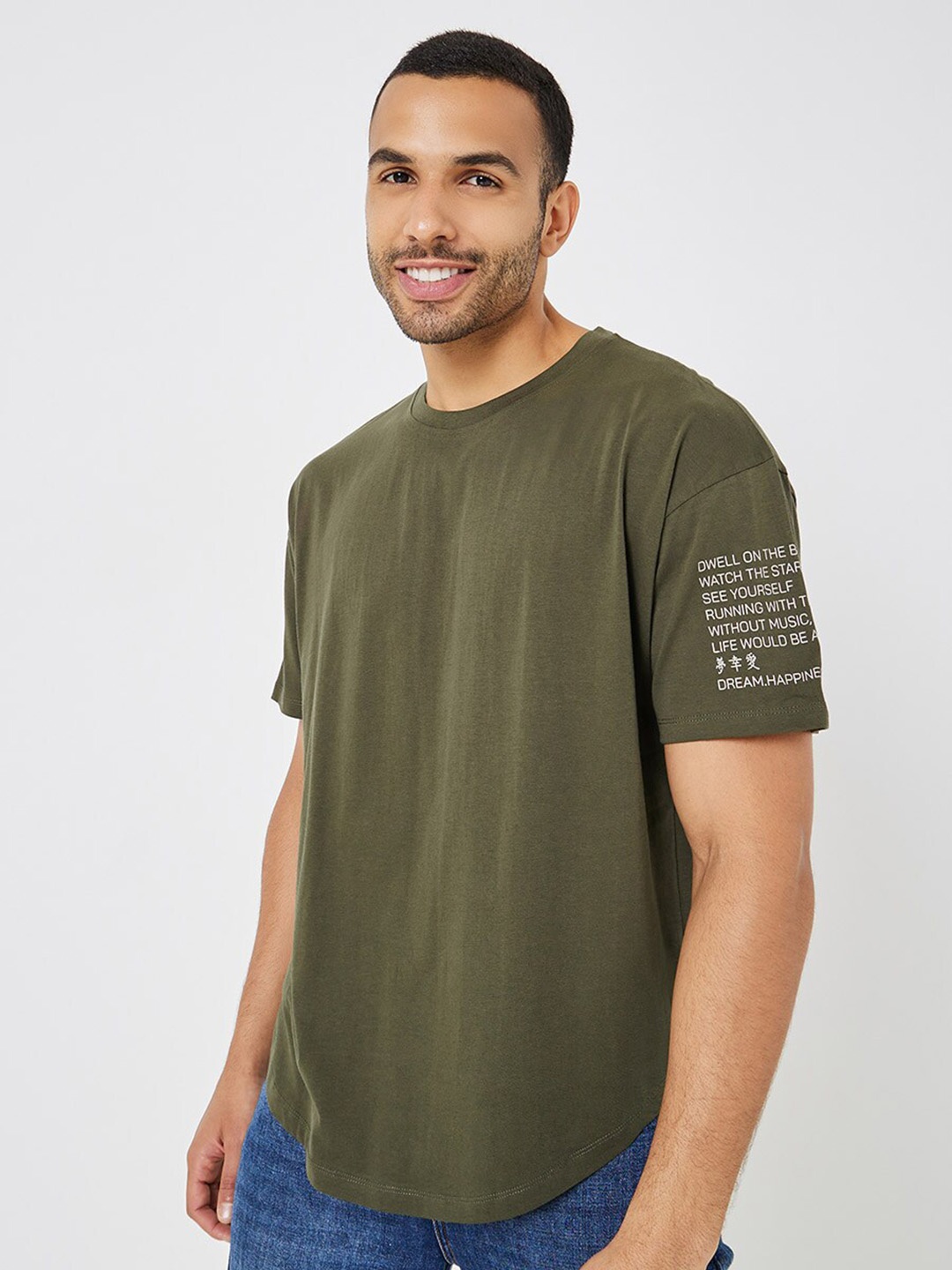 

Styli U Hem Oversized T-Shirt with Badge Detail, Olive