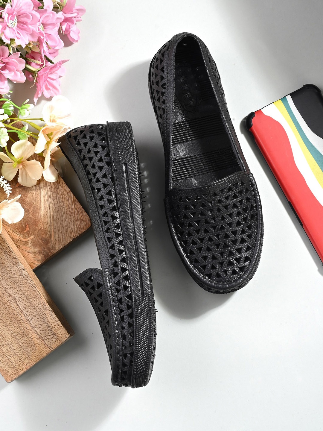 

MENGLER Women Laser Cuts Loafers, Black