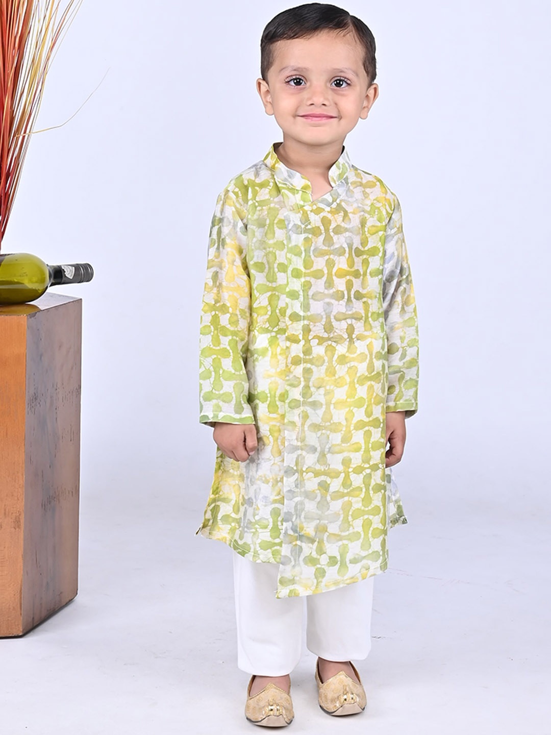 

Maaikid Boys Abstract Printed Mandarin Collar Angrakha Chanderi Silk Kurta with Pyjamas, Green