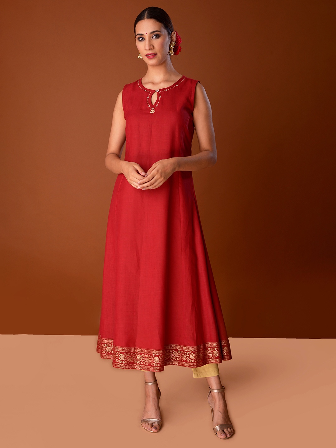 

PINKSKY Keyhole Neck Sleeveless Panelled Kurta, Red