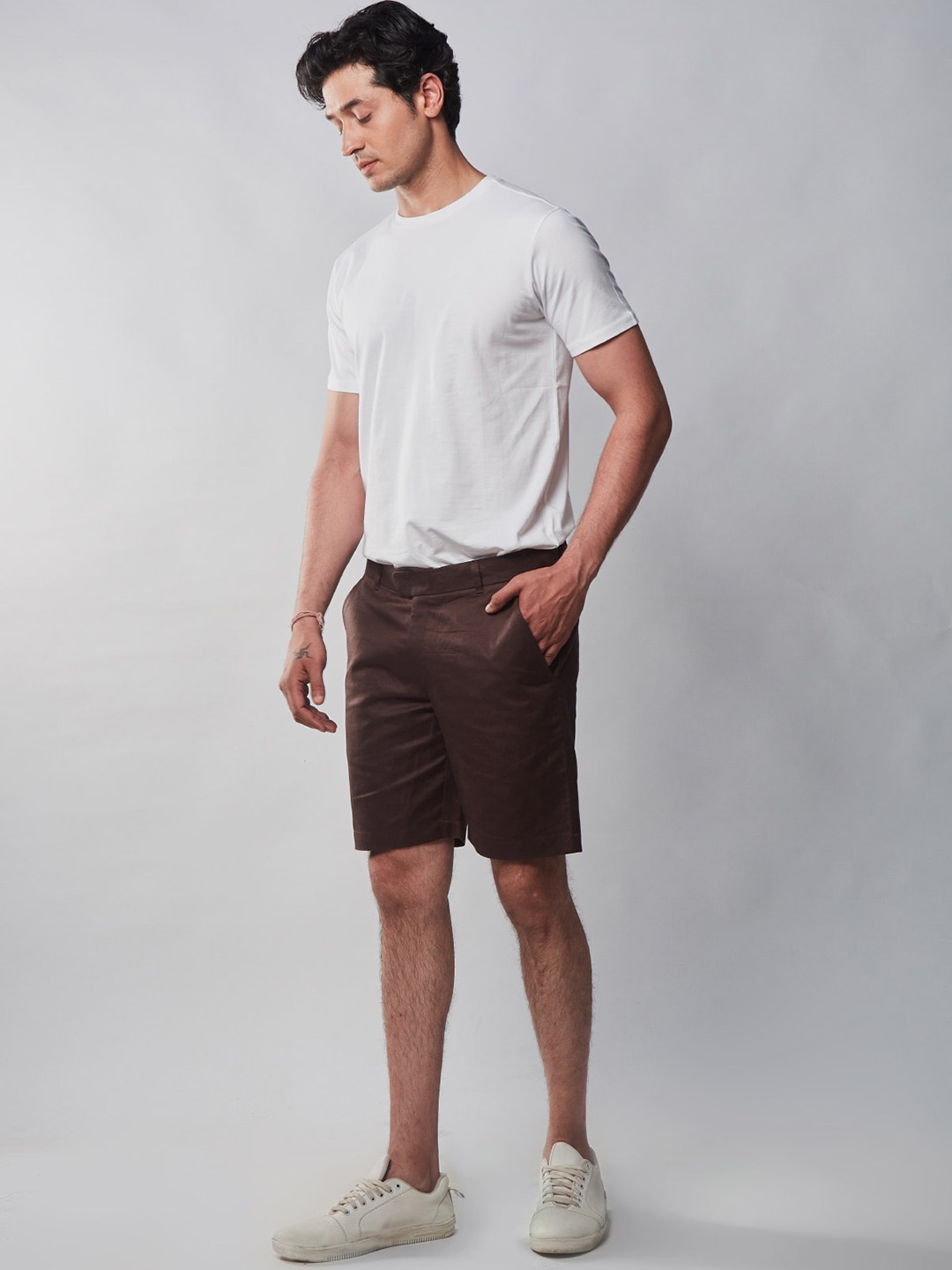 

Beyours Men Mid-Rise Linen Shorts, Brown