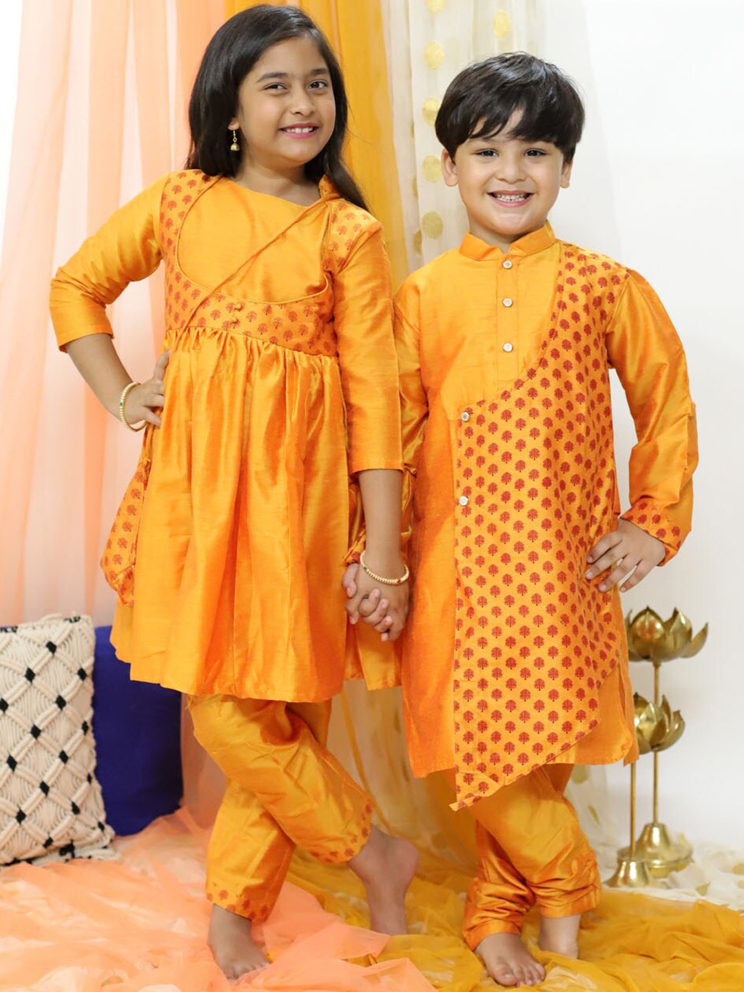 

VASTRAMAY Boys Ethnic Motifs Printed Mandarin Collar Angrakha Kurta With Pyjamas, Orange