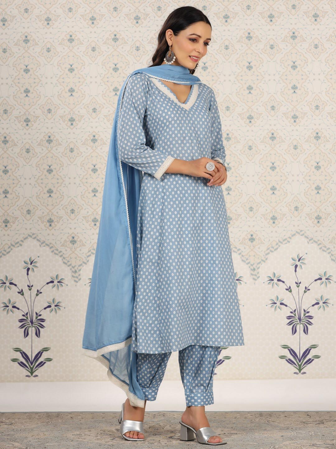 

Ode by House of Pataudi Floral Printed Pure Cotton A-Line Kurta & Trousers With Dupatta, Blue