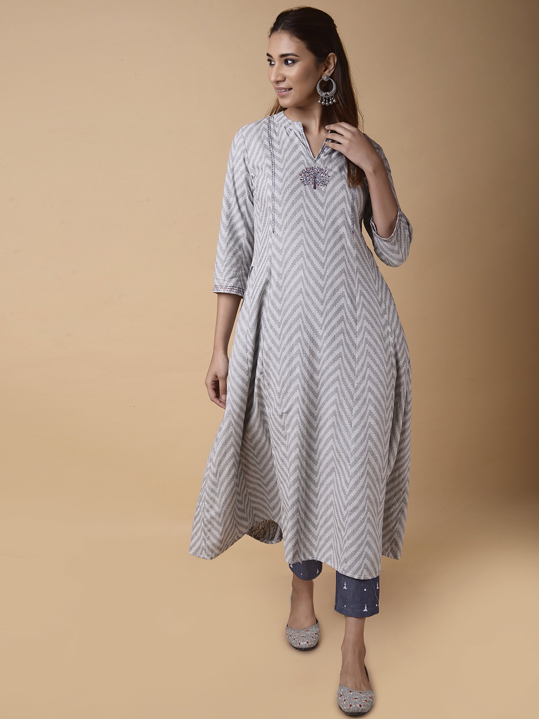 

PINKSKY Women Grey Chevron Striped Gotta Patti Kurta