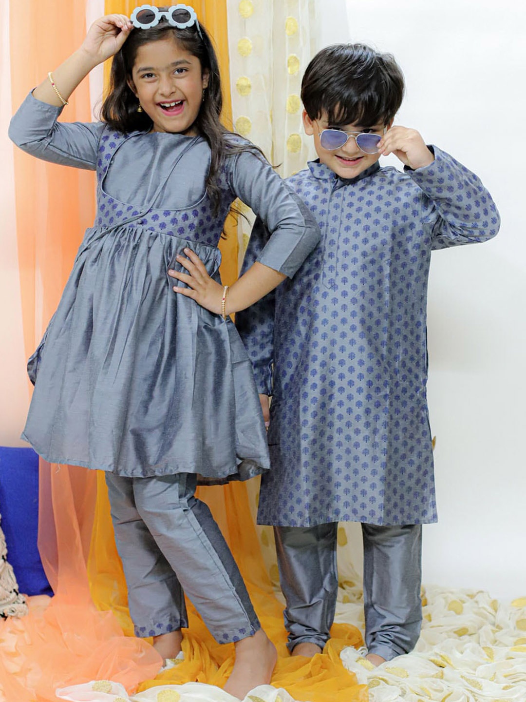 

VASTRAMAY Girls Ethnic Motifs Printed Round Neck Pleated Kurta & Trousers With Potli Bag, Grey