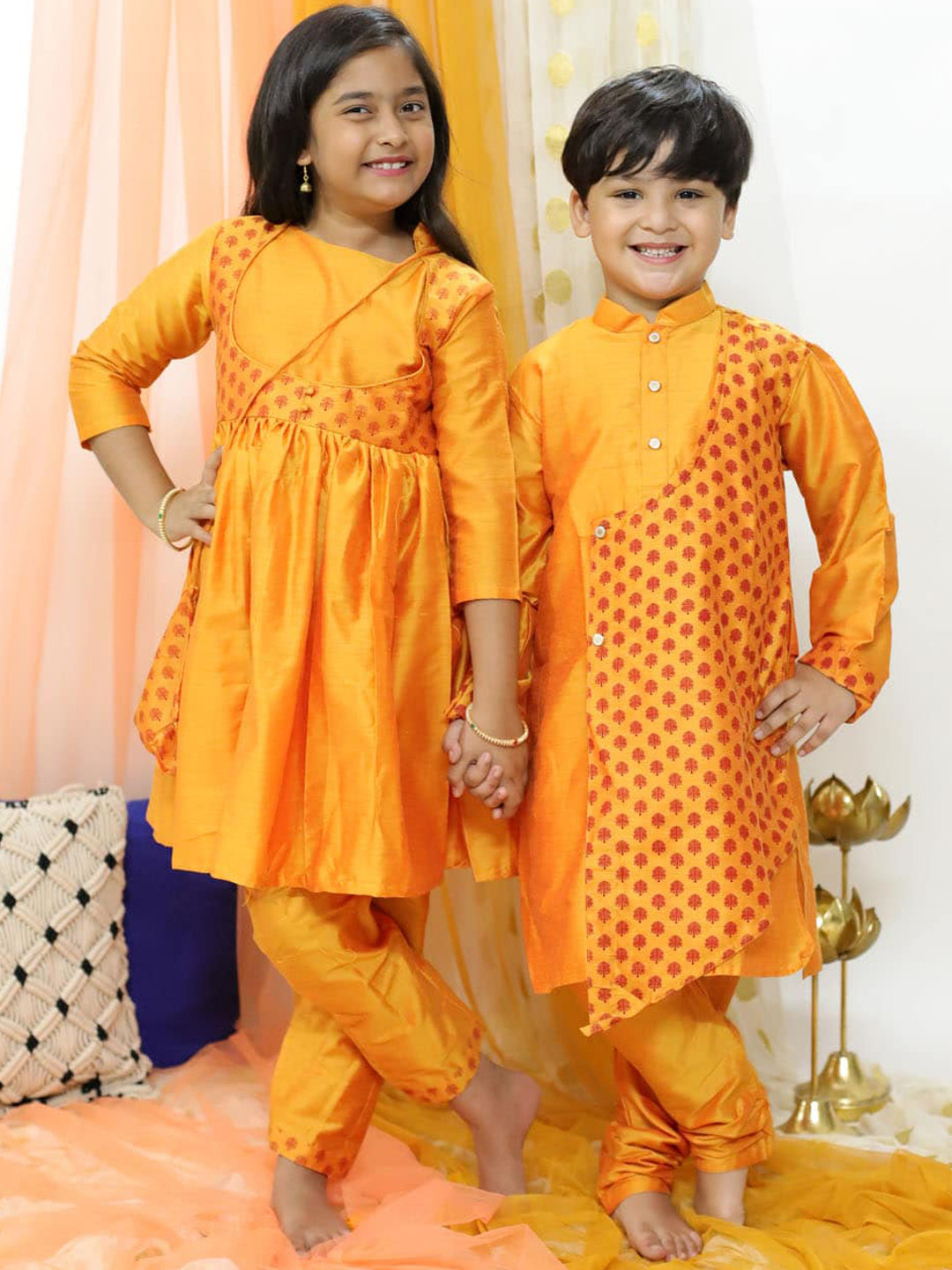 

VASTRAMAY Girls Ethnic Motifs Printed Round Neck Pleated Kurta & Trousers With Potli Bag, Orange
