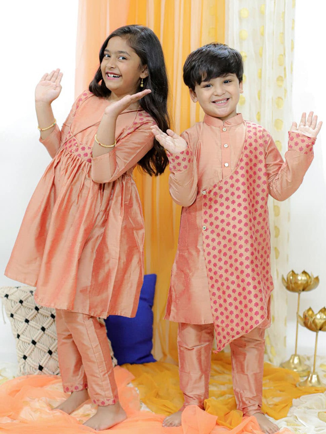 

VASTRAMAY Girls Ethnic motifs Printed Anarkali Kurta With Pyjamas & Potli Bag, Pink