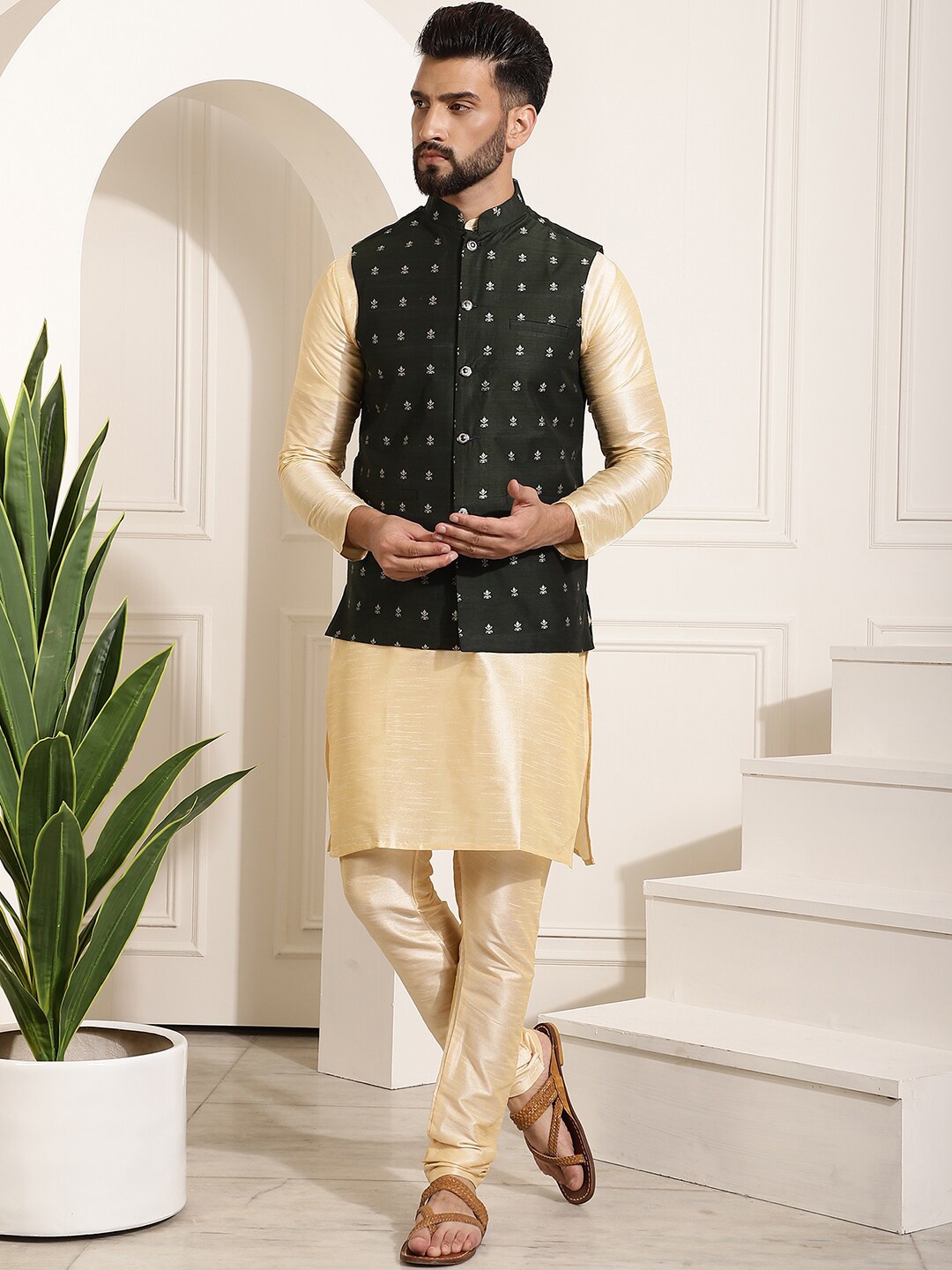

SOJANYA Band Collar Long Sleeve Kurta Set With Nehru Jacket, Gold