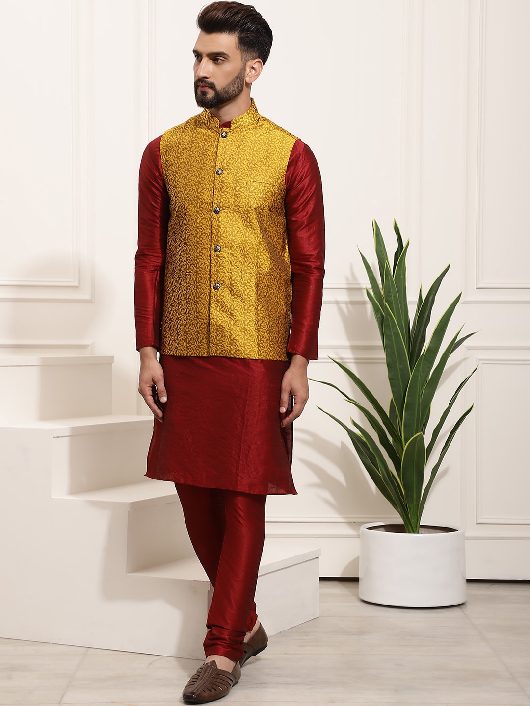 

SOJANYA Band Collar Regular Kurta & Churidar With Nehru Jacket, Maroon