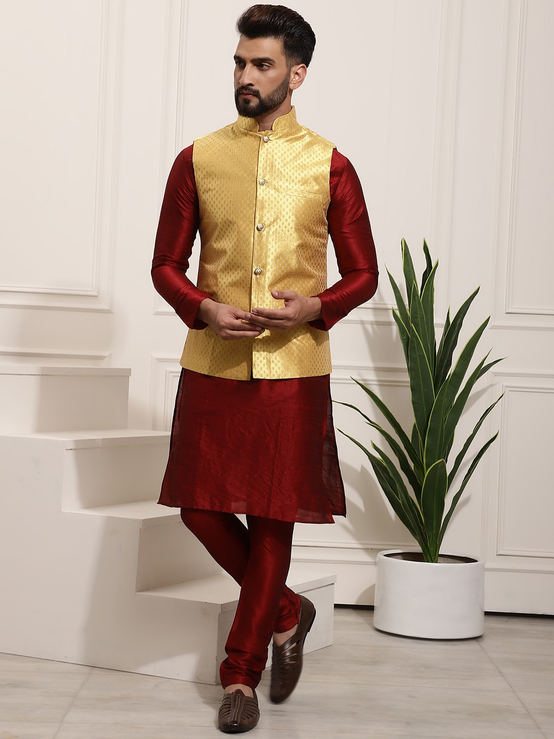

SOJANYA Band Collar Regular Kurta & Churidar With Nehru jacket, Maroon