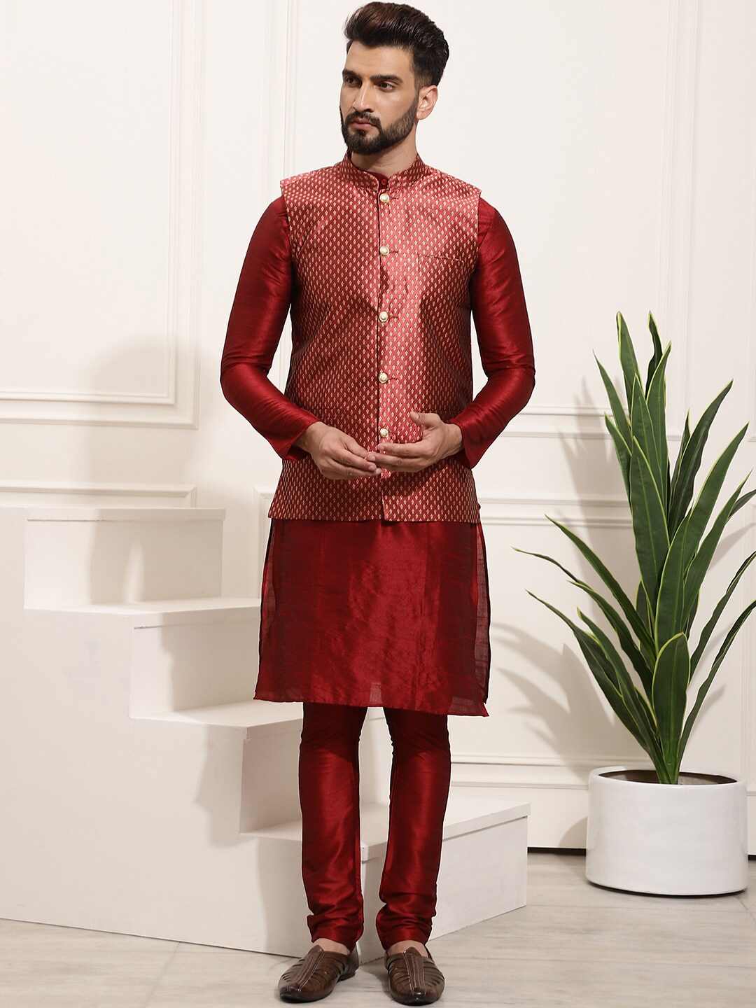 

SOJANYA Band Collar Regular Kurta & Churidar With Nehru Jacket, Maroon