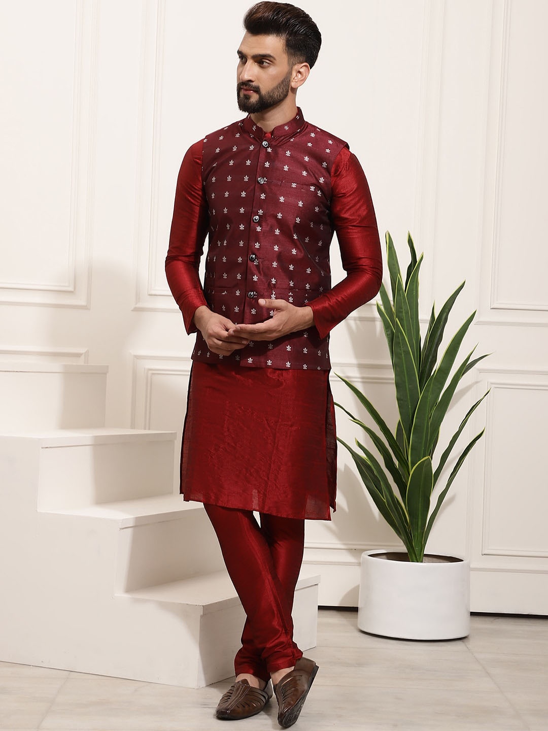 

SOJANYA Men Maroon Band Collar Regular Kurta & Churidar With Nehru Jacket